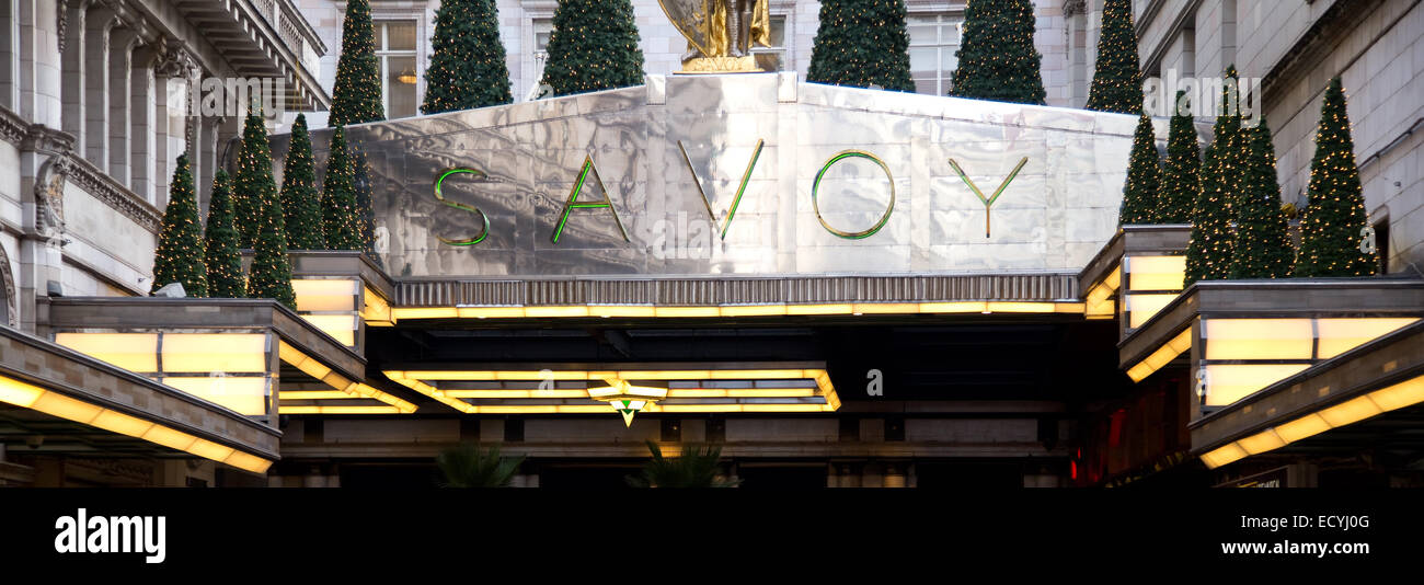 Londra - Dicembre 11th: l'esterno dell'hotel Savoy su dicembre 11th, 2014, a Londra, Inghilterra, Regno Unito. Il Savoy è uno dei Foto Stock