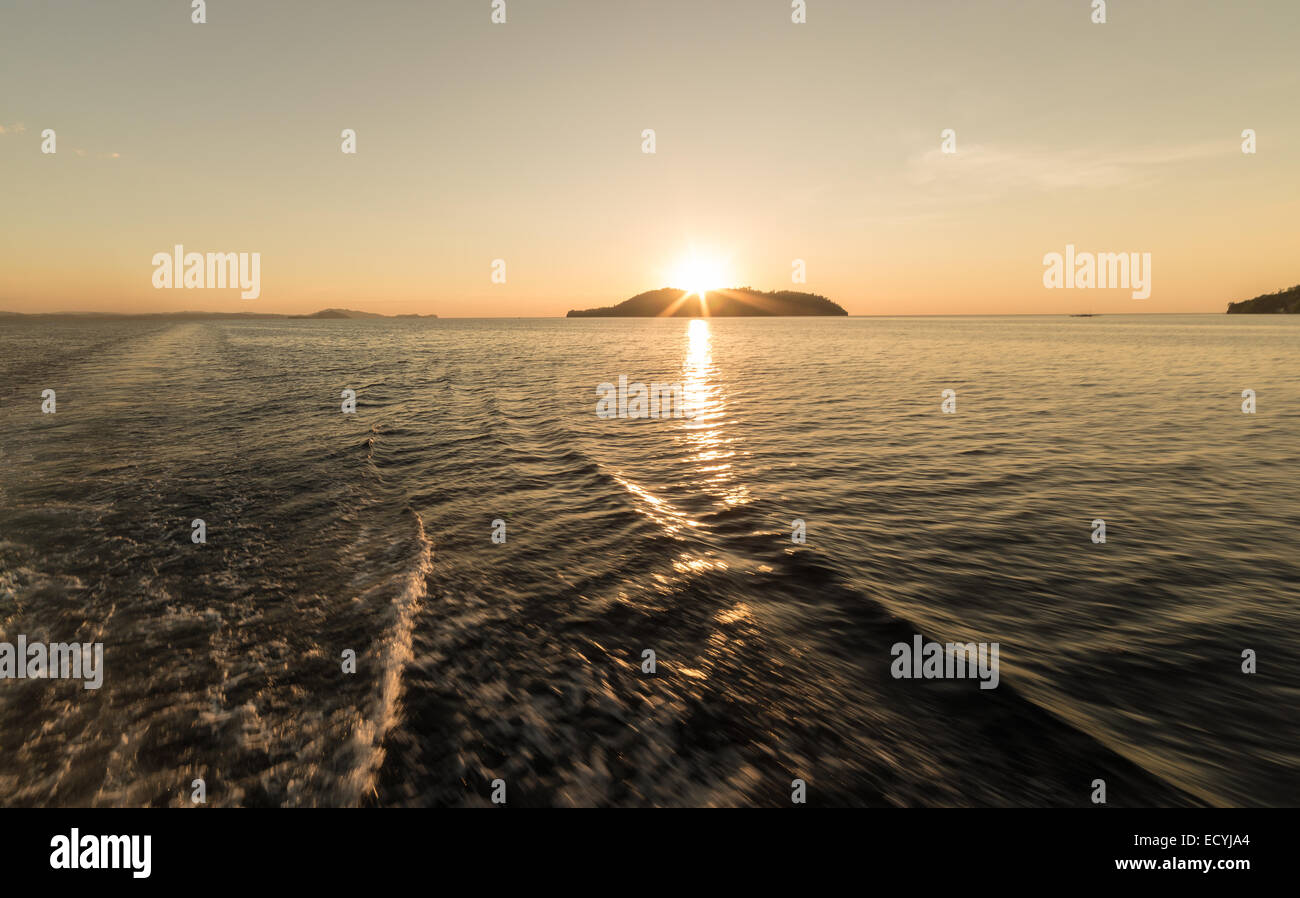 La navigazione al tramonto tra le isole Togean, Sulawesi centrali, Indonesia. Movimento sfocate, dissaturato immagine. Foto Stock