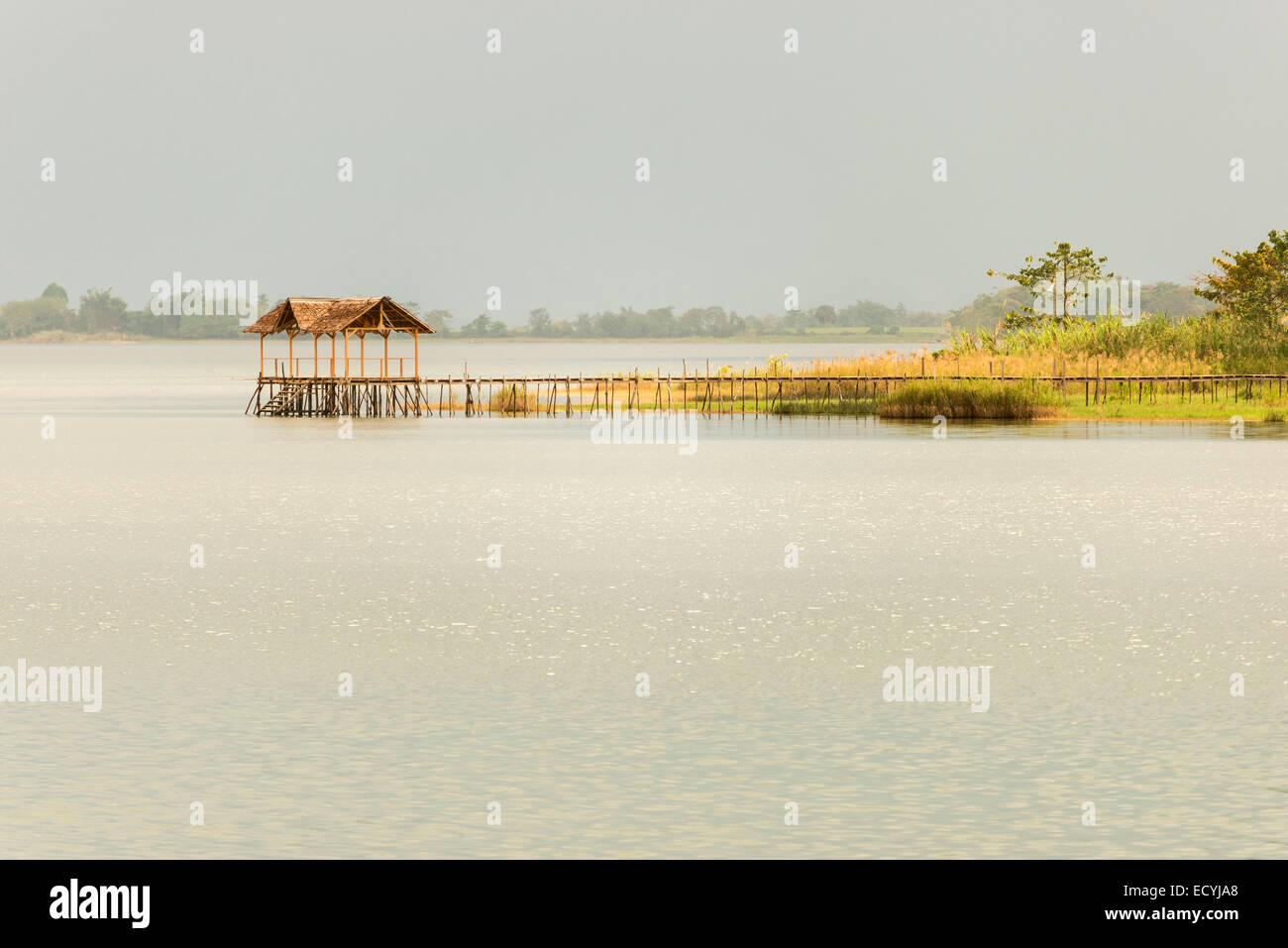 Pontile in legno e stilt hut sul Lago Poso nelle Sulawesi, Indonesia. Un basso contrasto, luce morbida, ottimale per gli sfondi. Foto Stock