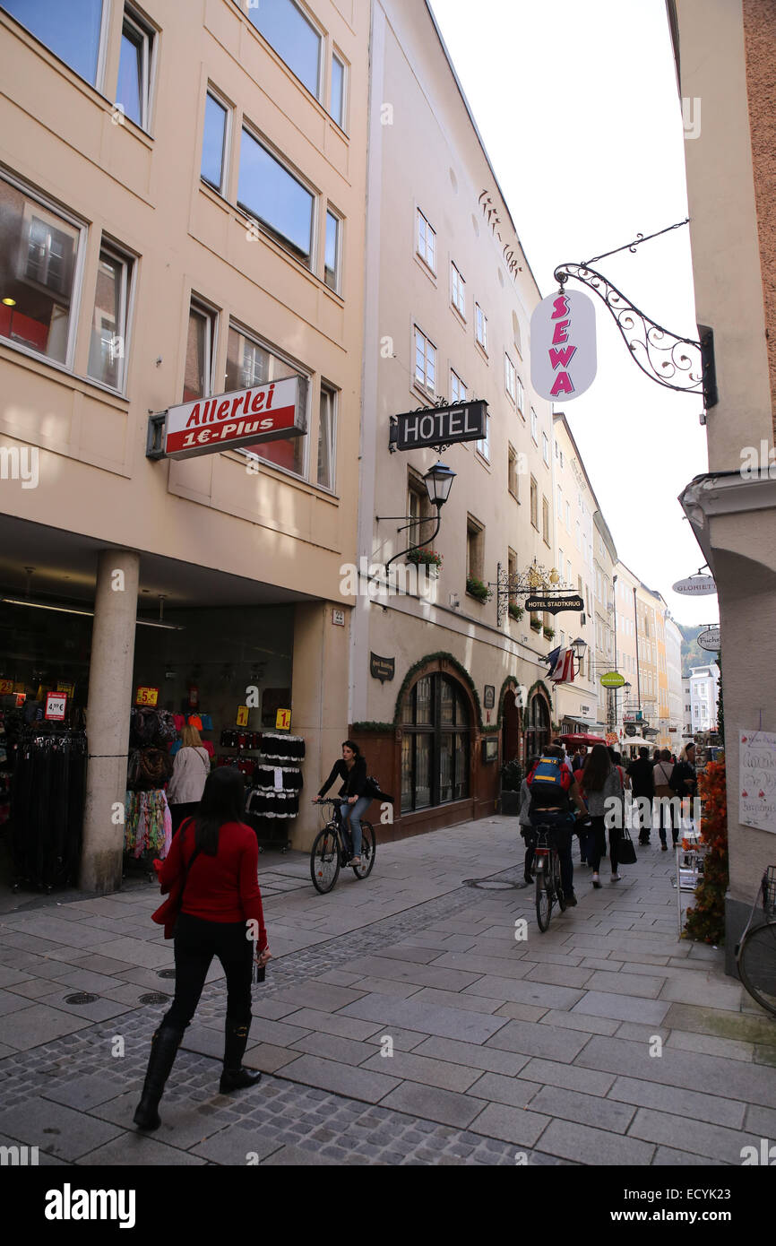I turisti Salzburg street insegne Foto Stock