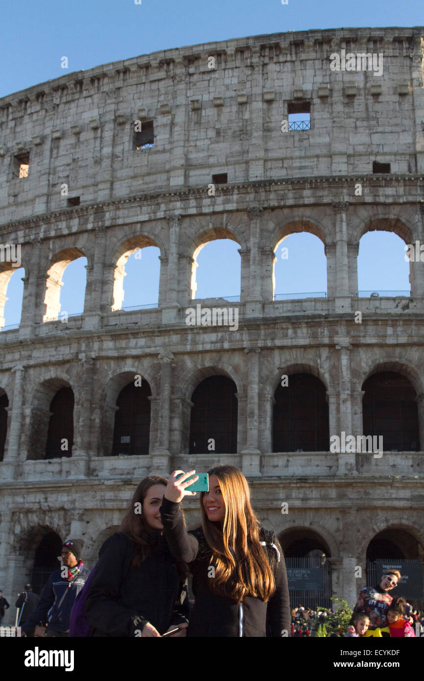 Roma, 22 dicembre 2014. Le ragazze pongono a prendere selfies davanti al Colosseo a Roma © amer ghazzal/Alamy Live News Foto Stock