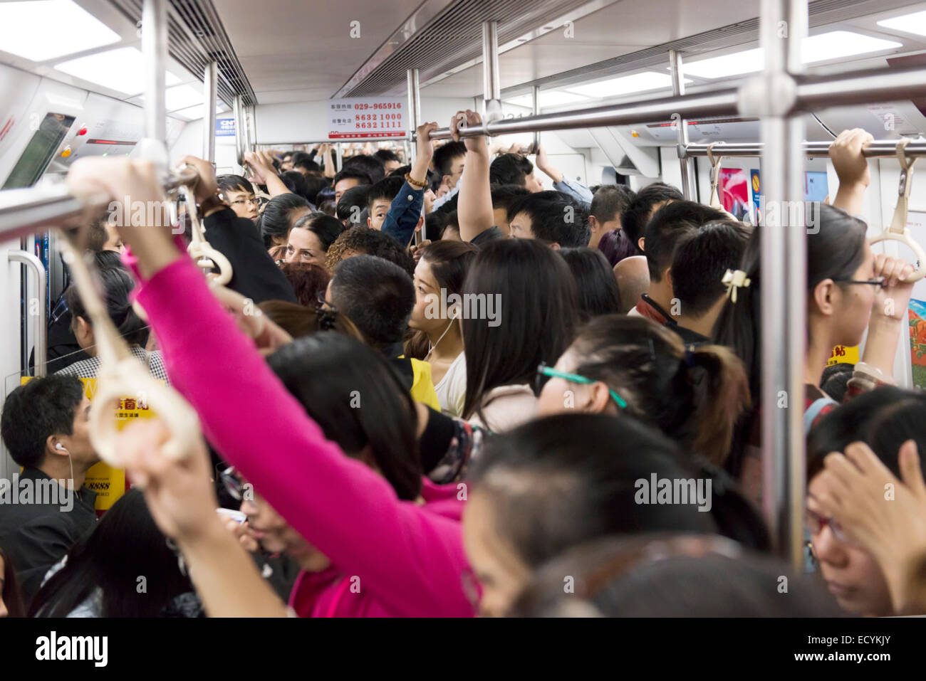 La gente a cavallo di un affollato treno della metropolitana a Xi'an, Cina Foto Stock
