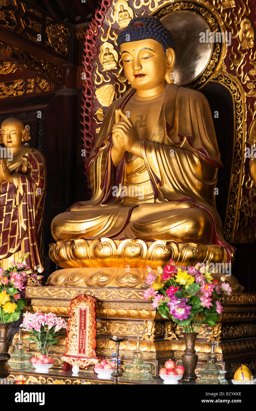 Oro statua del Buddha presso la Grande Pagoda dell'Oca Selvaggia a Xi'an, Shaanxi, Cina Foto Stock