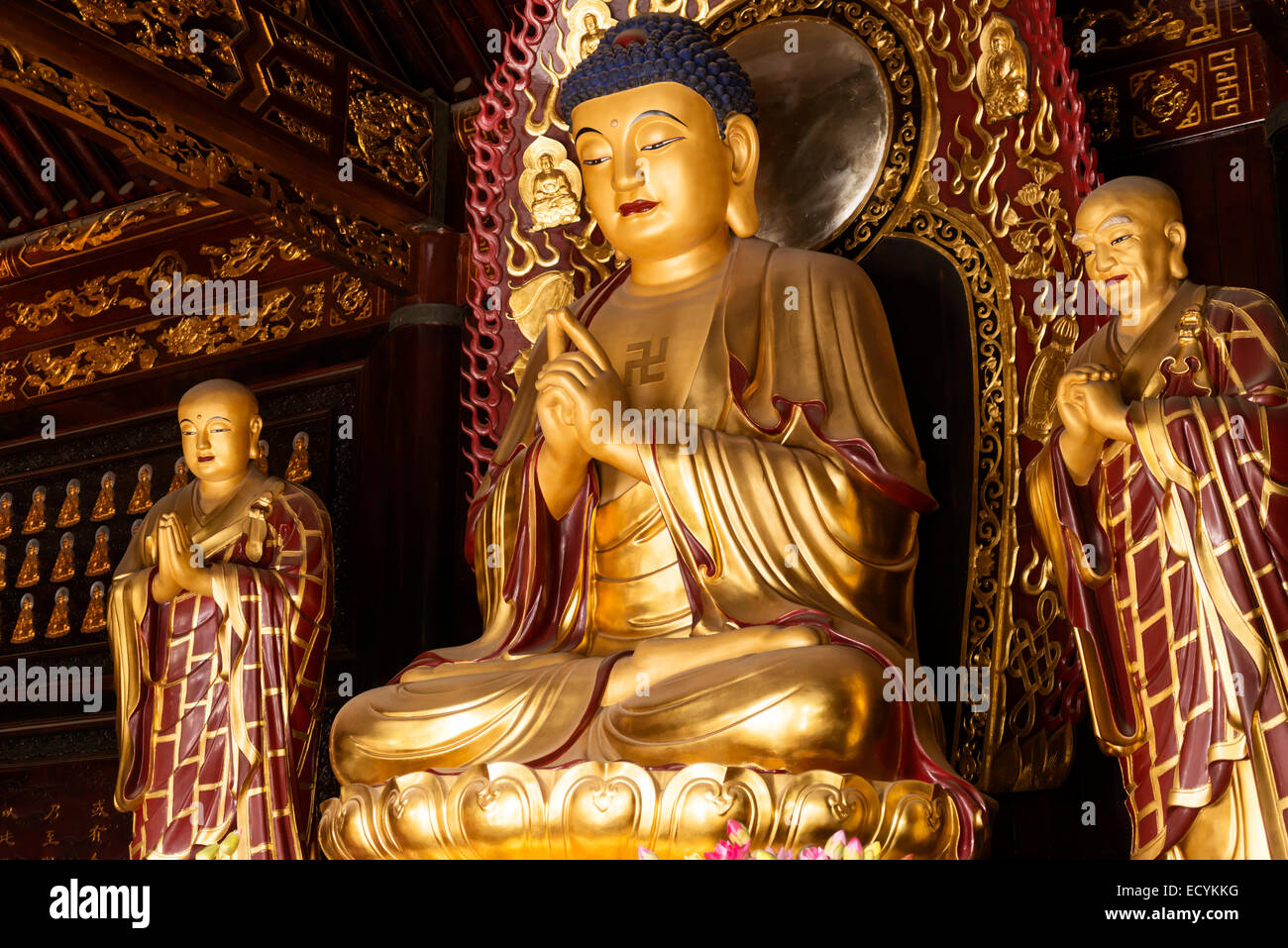 Statua del Buddha presso la Grande Pagoda dell'Oca Selvaggia a Xi'an, Shaanxi, Cina 2014 Foto Stock