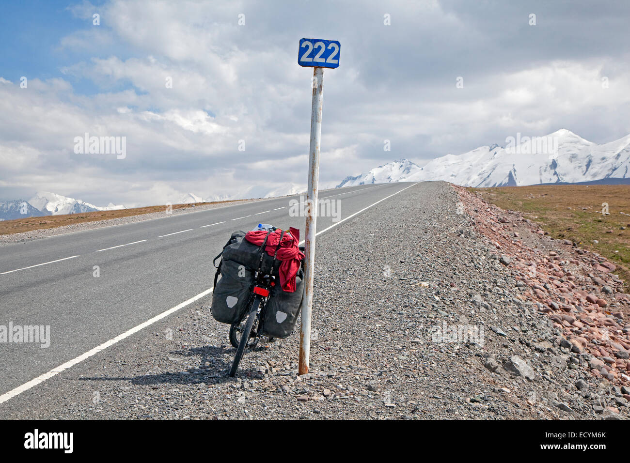 Touring bicicletta sul Irkeshtam pass, valico di frontiera tra la Repubblica kirghisa e nello Xinjiang, Cina Foto Stock