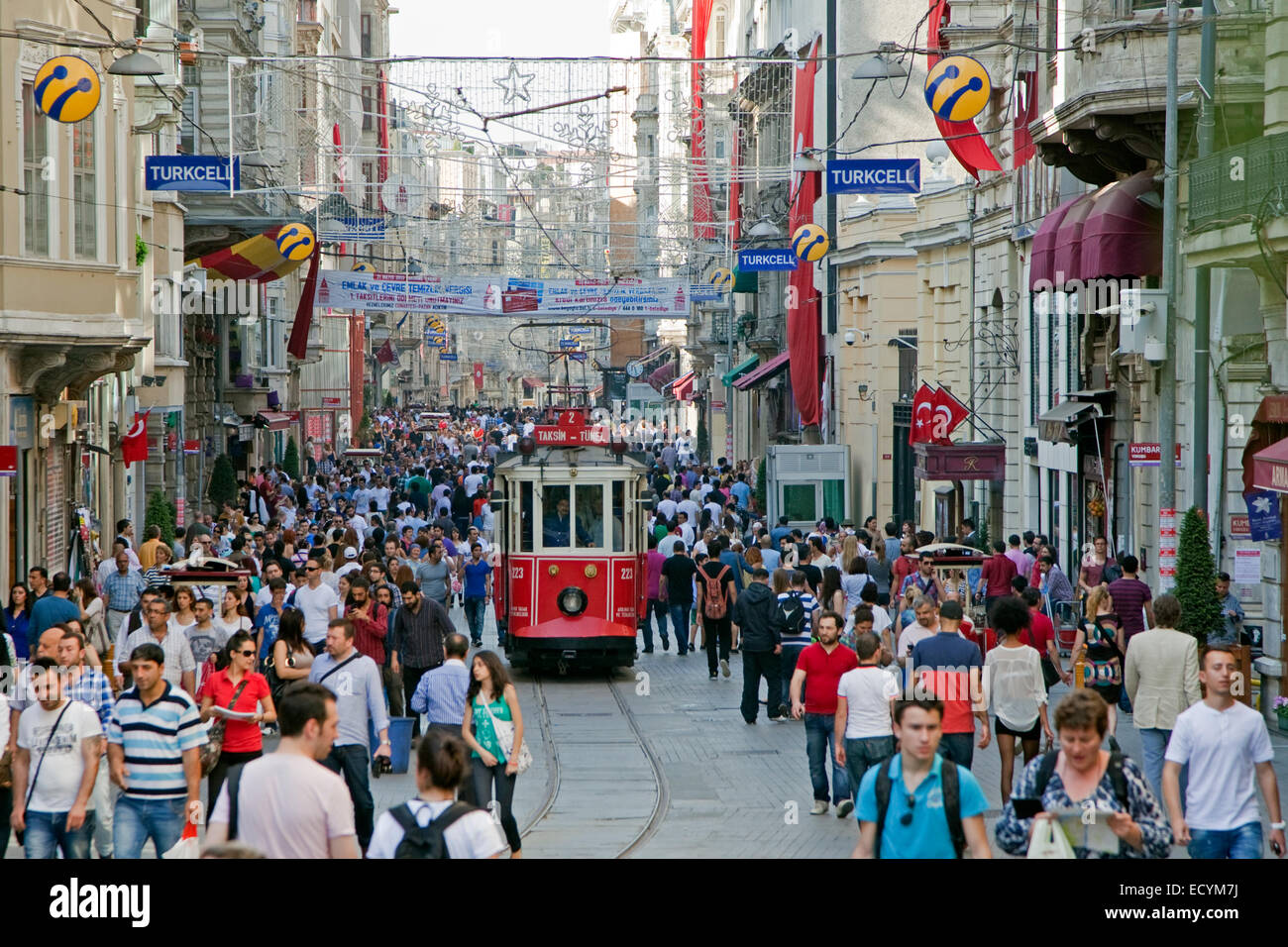 Tram storico in Viale Istiklal affollata strada commerciale vicino a Taksim Square nella città di Istanbul, Turchia Foto Stock