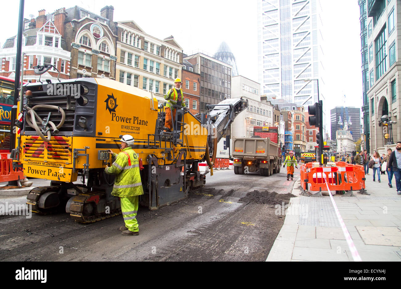 Londra - Ottobre 18th: operaio non identificato mediante una fresatura a freddo la macchina su Ottobre 18th, 2014 a Londra, Inghilterra, Regno Unito. Power Pla Foto Stock