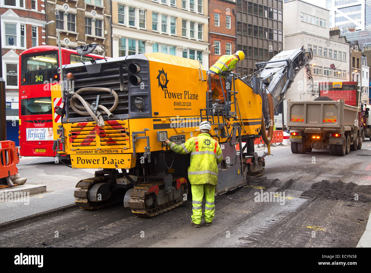Londra - Ottobre 18th: operaio non identificato mediante una fresatura a freddo la macchina su Ottobre 18th, 2014 a Londra, Inghilterra, Regno Unito. Power Pla Foto Stock