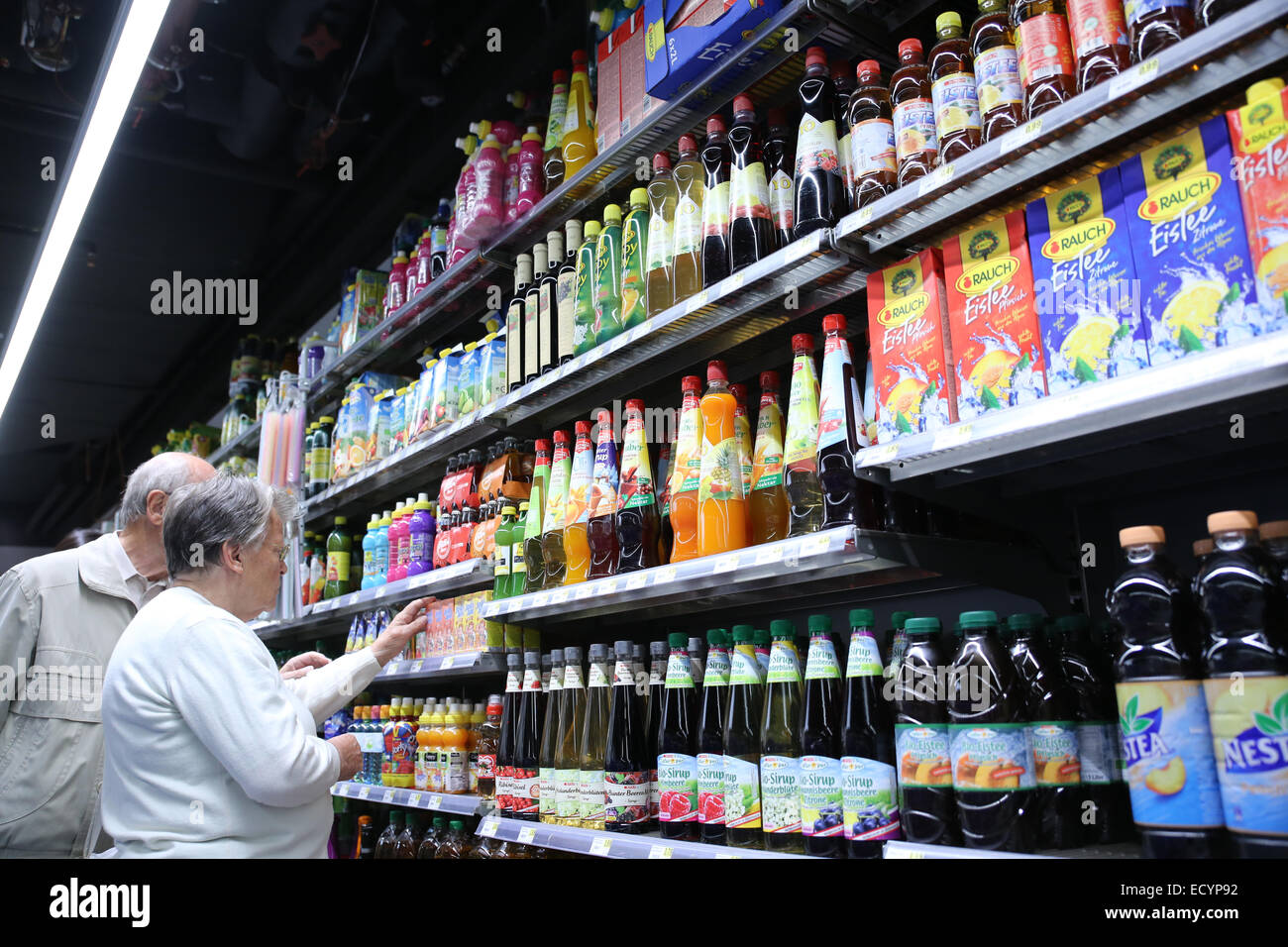 People shopping all'interno di drogheria bere sezione Foto Stock