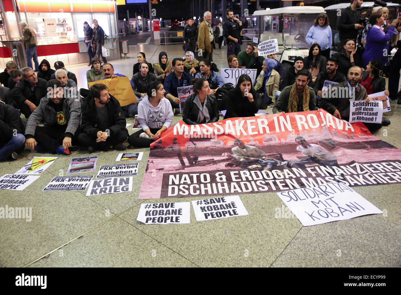 Salvare kobane persone sedersi protesta Monaco di Baviera stazione ferroviaria Foto Stock