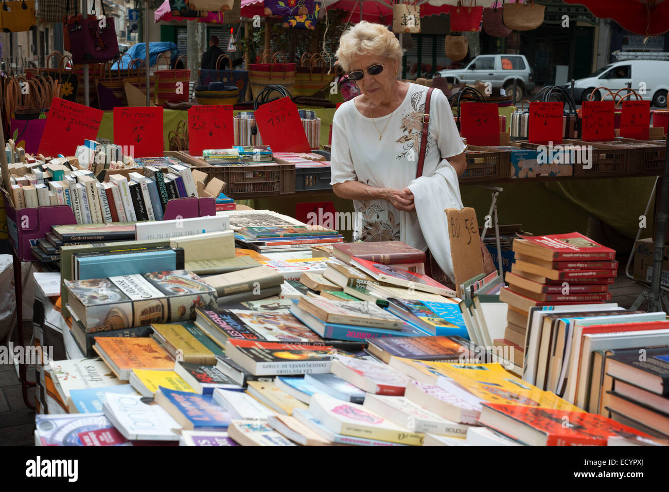 Narbonne mercato. La Francia. Negozio di vendita di libri di vantaggio sul mercato. Questo mercato coperto aveva una varietà di frutta, piatti a base di pesce e carne, e altri Foto Stock