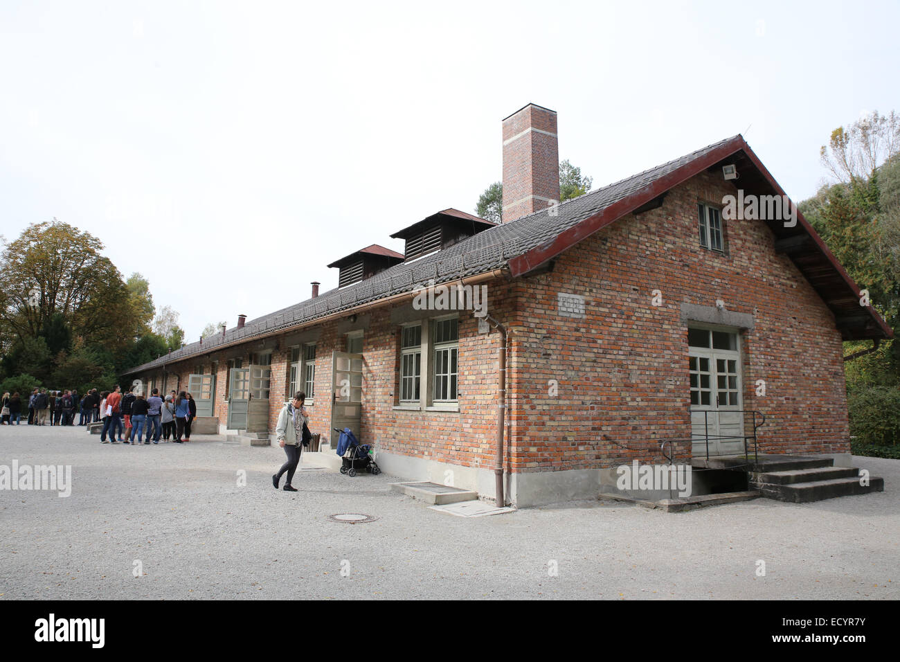 Persone turistiche Dachau campo di concentramento nazista grande crematorio uccidendo impianto gas struttura camera Foto Stock