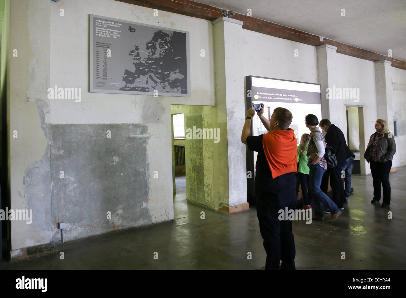 I turisti all'interno del campo di concentramento di Dachau museum Foto Stock