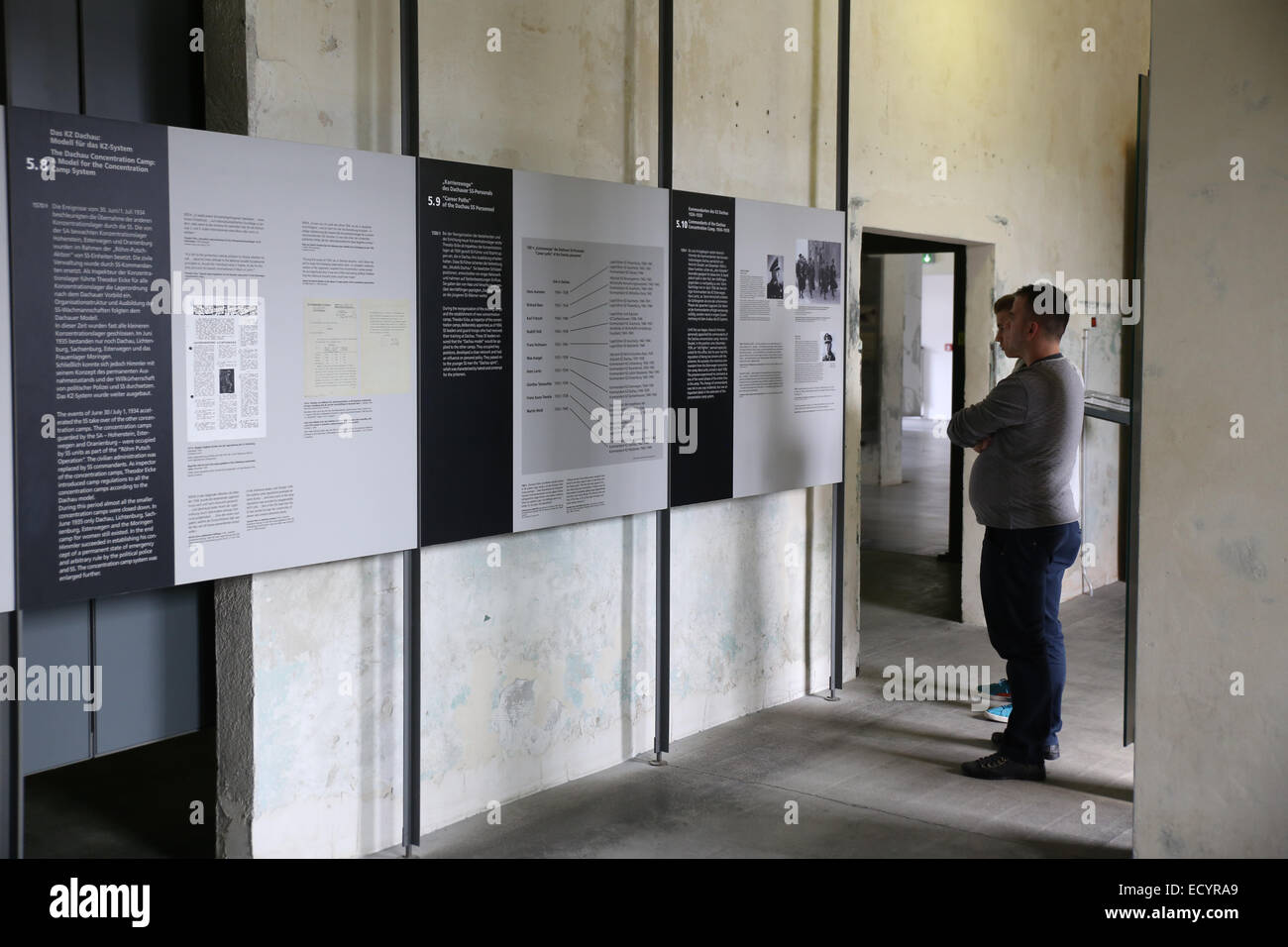 Uomo poster di lettura interno Dacahu campo di concentramento museum Foto Stock