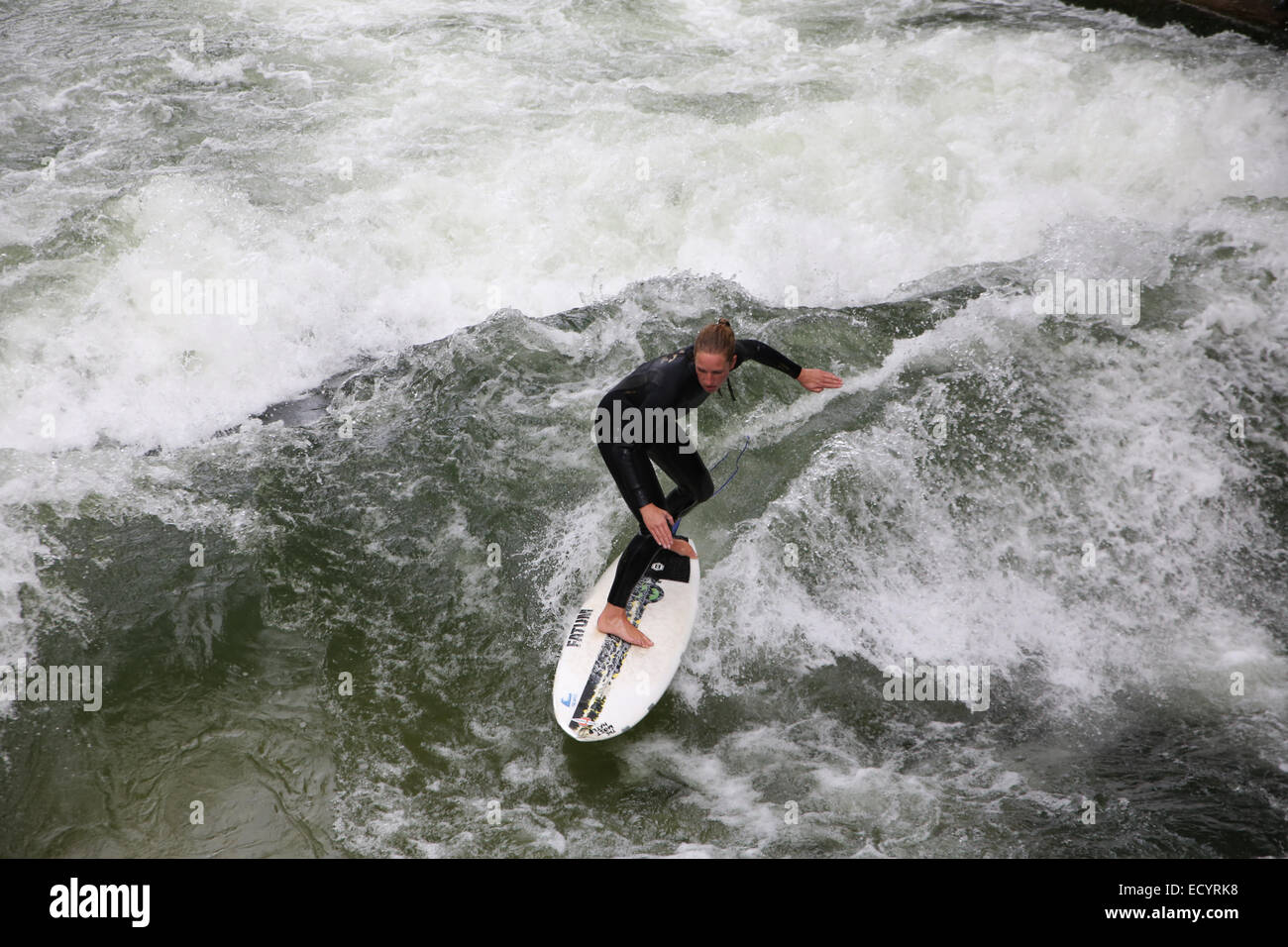 Donna surfer surf man-made onda onda Eisbach Monaco di Baviera Foto Stock