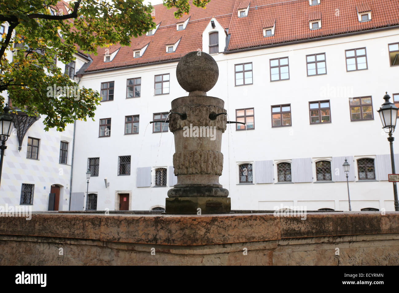 Piccola fontana Alter Hof Monaco di Baviera Foto Stock