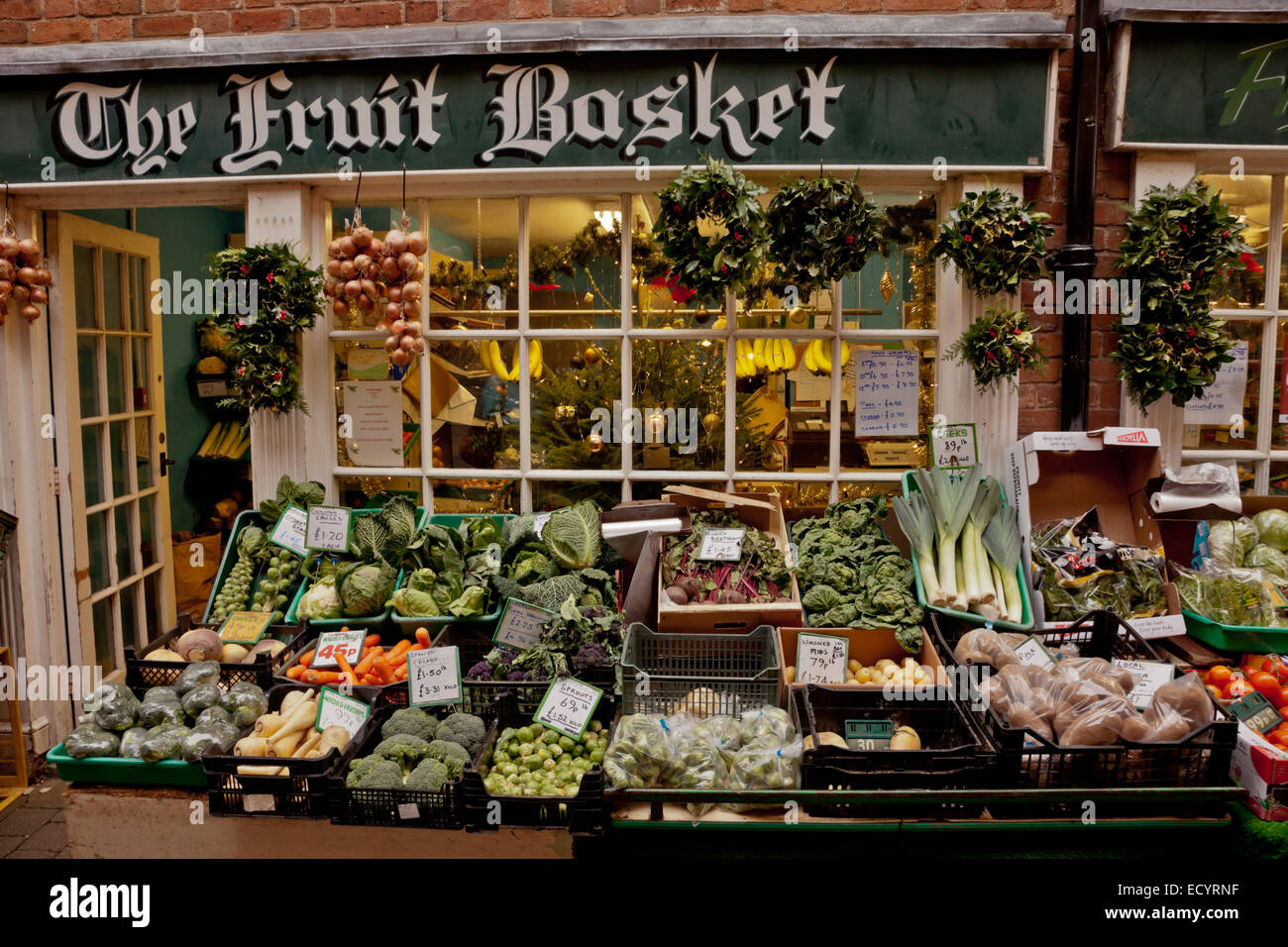 Il Cesto di frutta Frutta e verdura shop, Natale, Ludlow Shropshire, Regno Unito Foto Stock