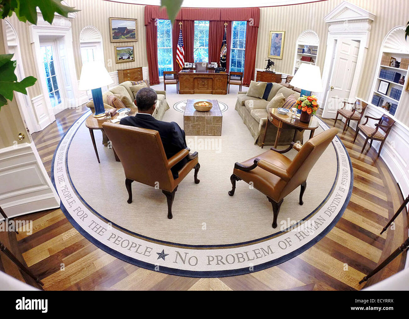 Il presidente Barack Obama legge materiale di briefing prima presidenziali Daily Briefing all Ufficio Ovale, il 29 agosto 2014. Foto Stock