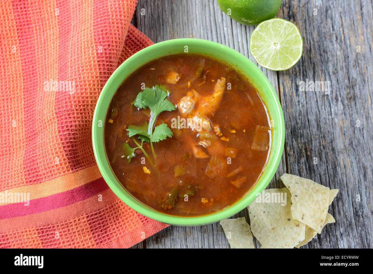 Zuppa di tortilla con lime fresco e il coriandolo su legno rustico sfondo Foto Stock Zuppa di tortilla con lime fresco e il coriandolo su legno rustico sfondo Foto Stock