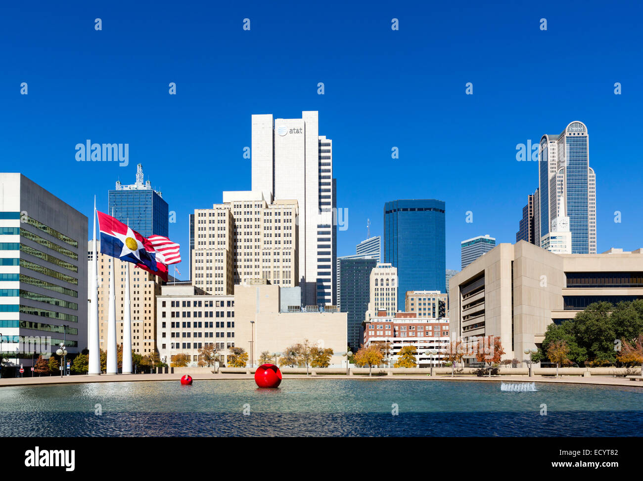 Lo skyline della città da fuori City Hall, City Hall Plaza, Dallas, Texas, Stati Uniti d'America Foto Stock