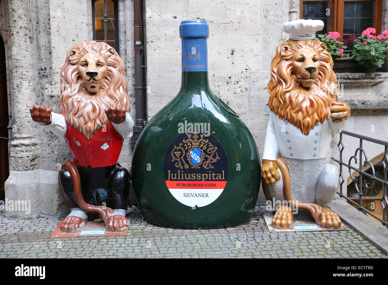 Monaco di Baviera town hall ristorante lion statua Foto Stock