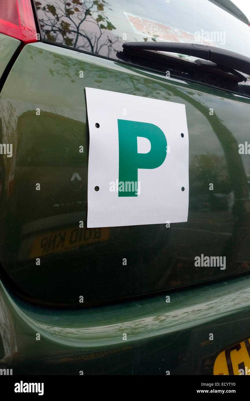 Verde P della piastra sulla parte posteriore di una vettura che indica che il driver solo recentemente ha superato la prova di guida Foto Stock
