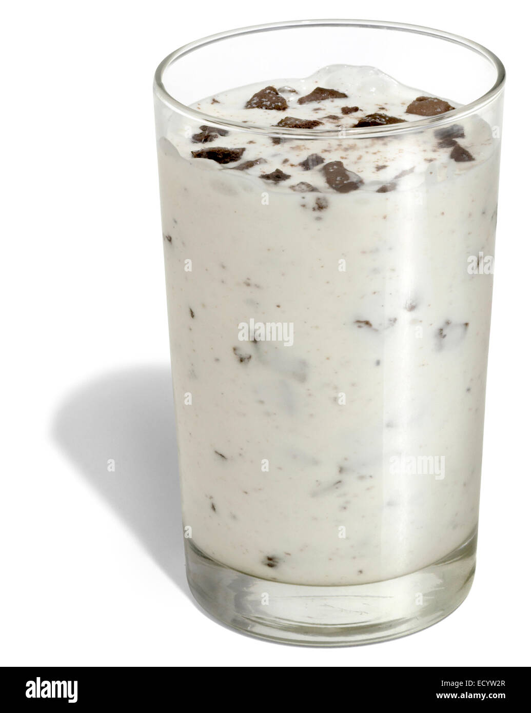 Oreos e il latte in un bicchiere Foto Stock