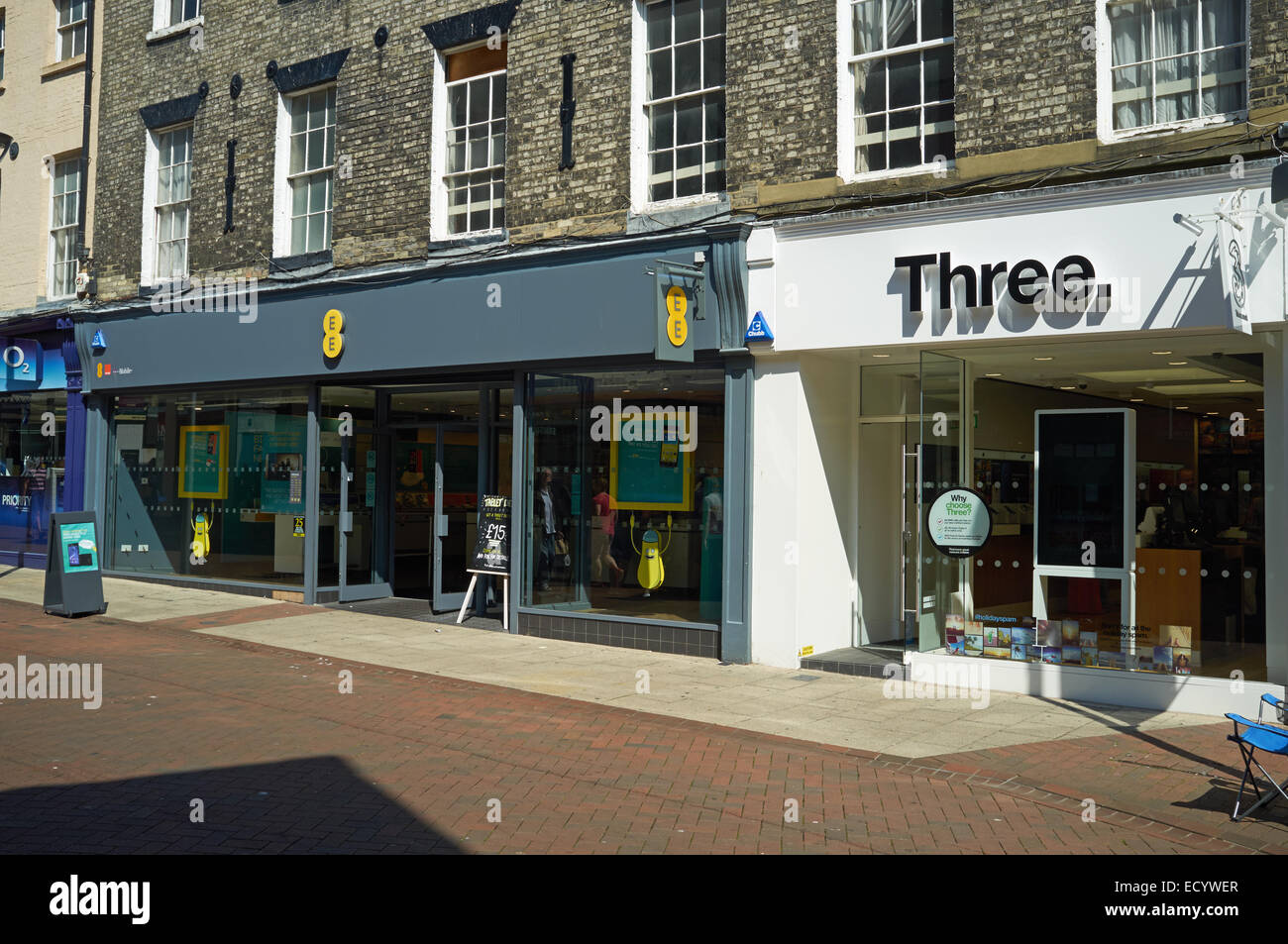 O2, EE e tre negozi di telefono, Taverna Street, Ipswich, Suffolk, Regno Unito. Foto Stock