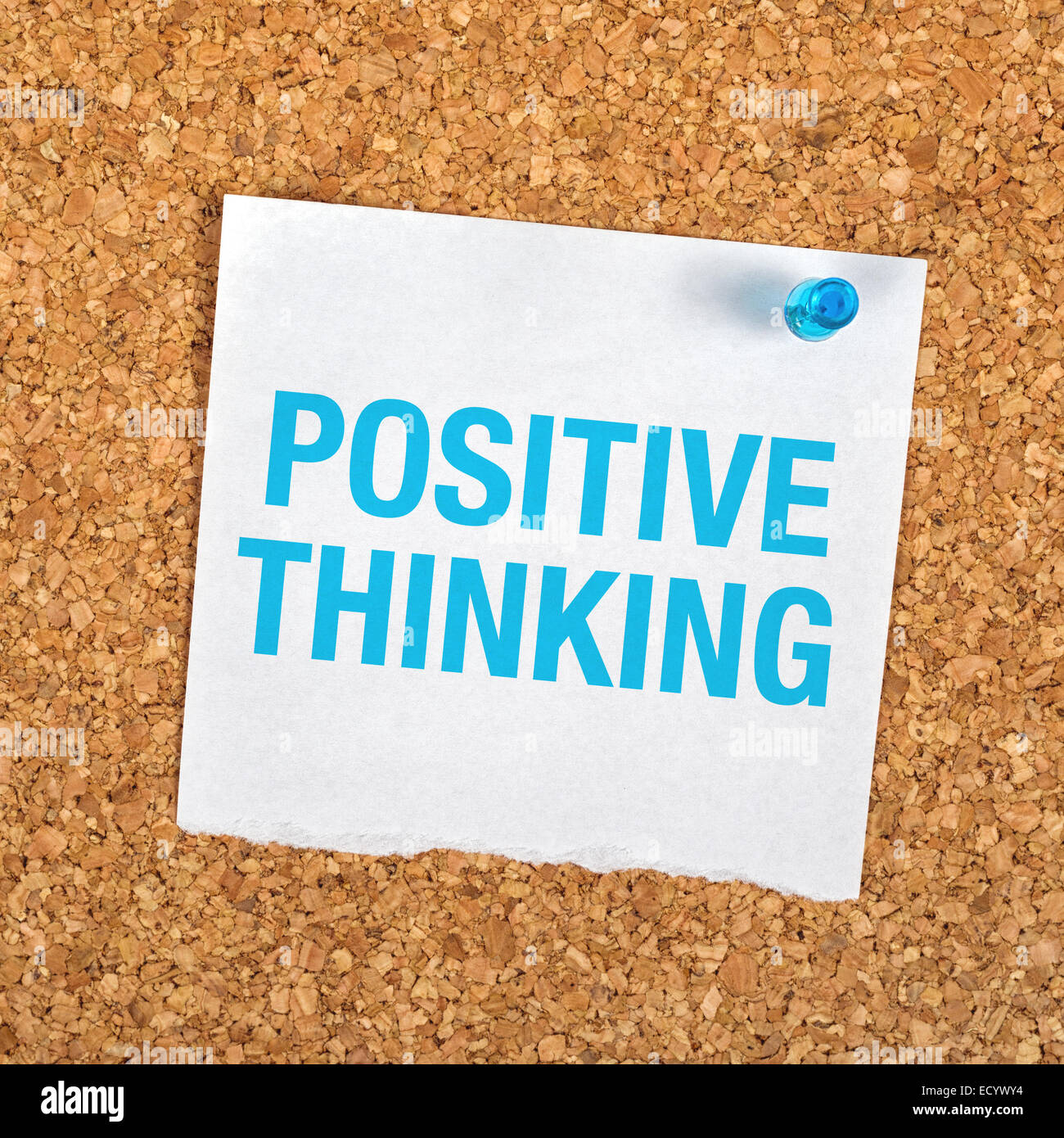 Pensare positivo Promemoria messaggio su carta imperniato ad un tappo di sughero Bulletin Board. Foto Stock