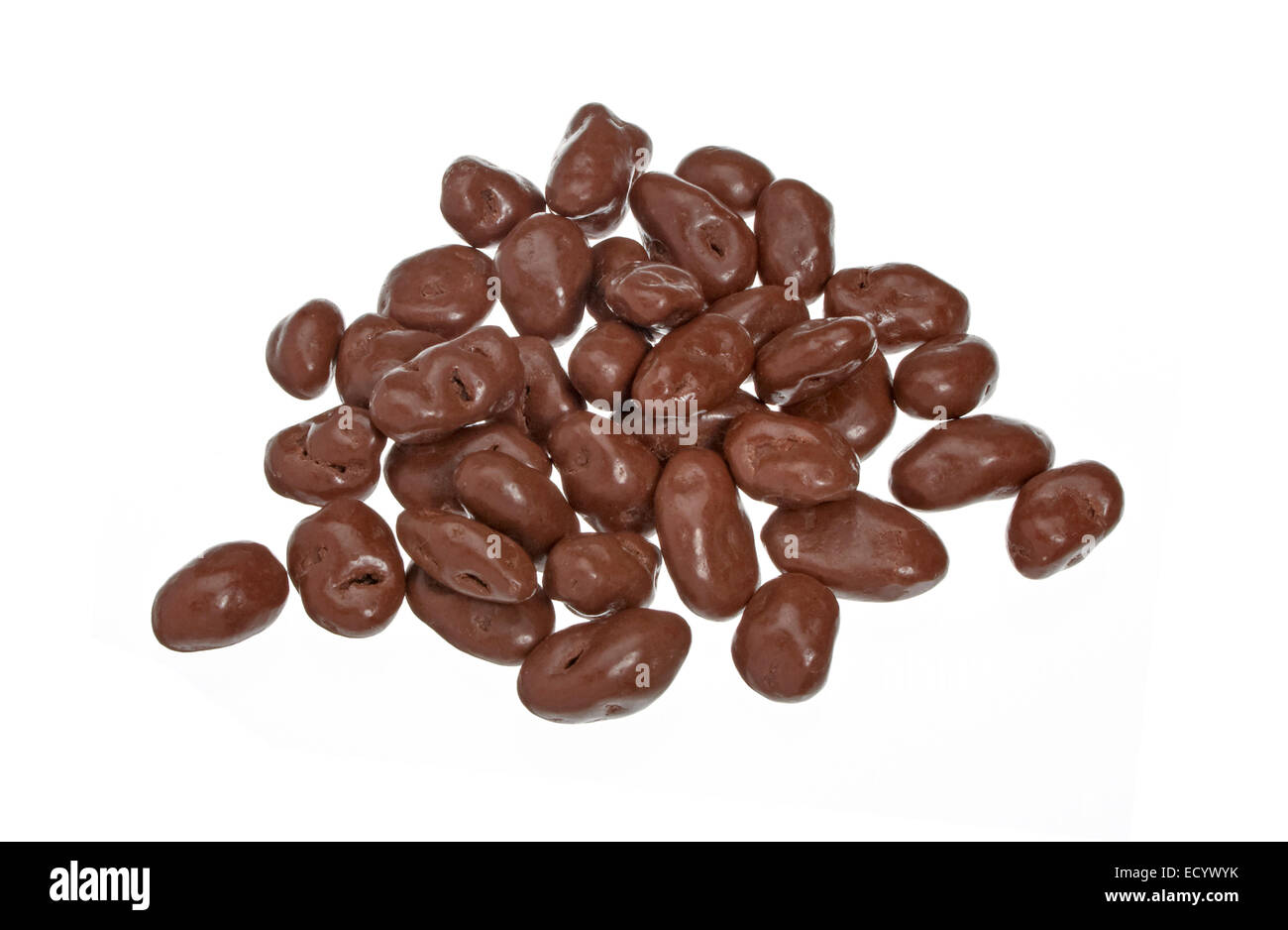 Un mucchio di Raisinets su uno sfondo bianco. Foto Stock
