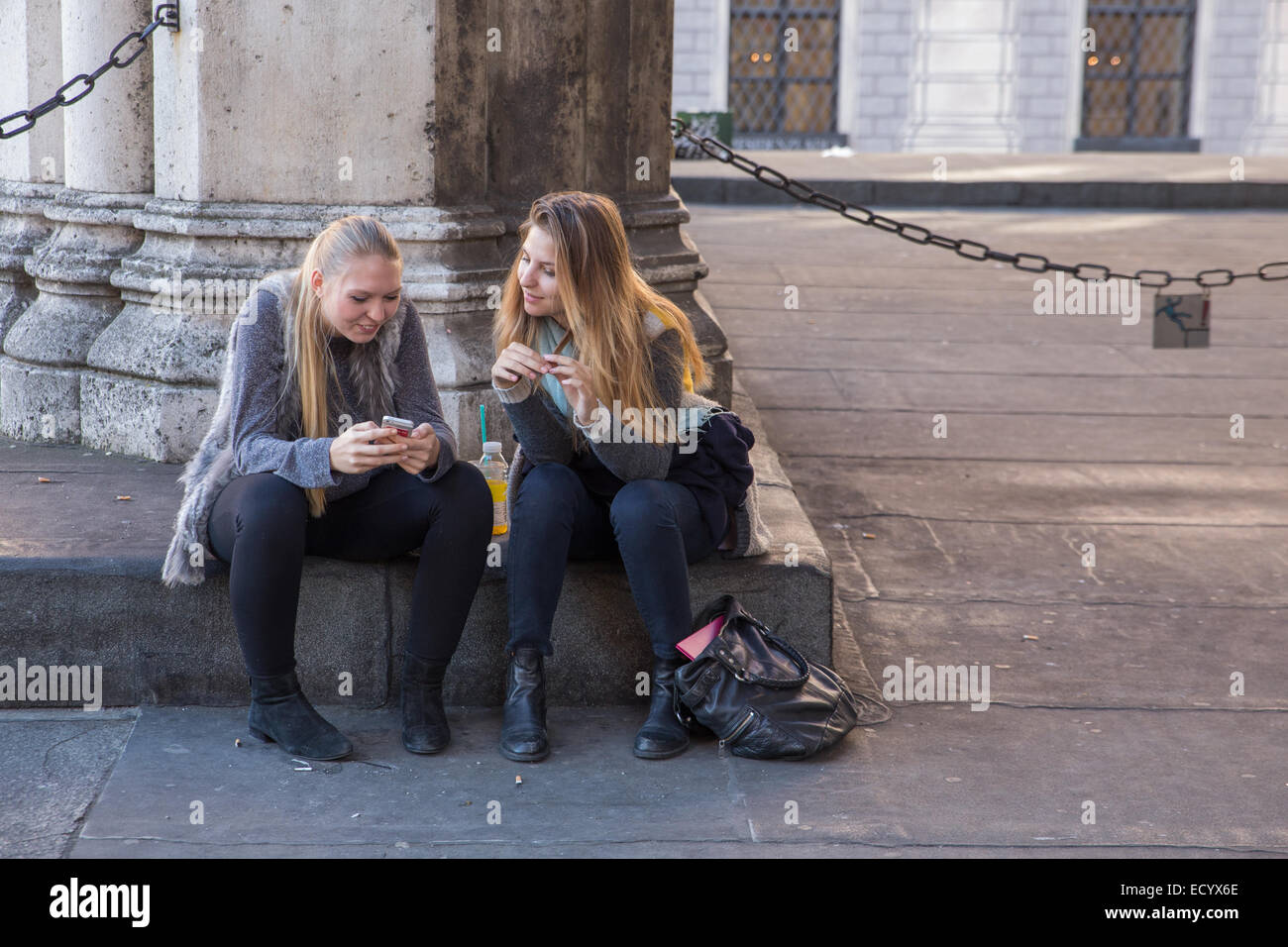 Donne giovani amici di sesso femminile Foto Stock