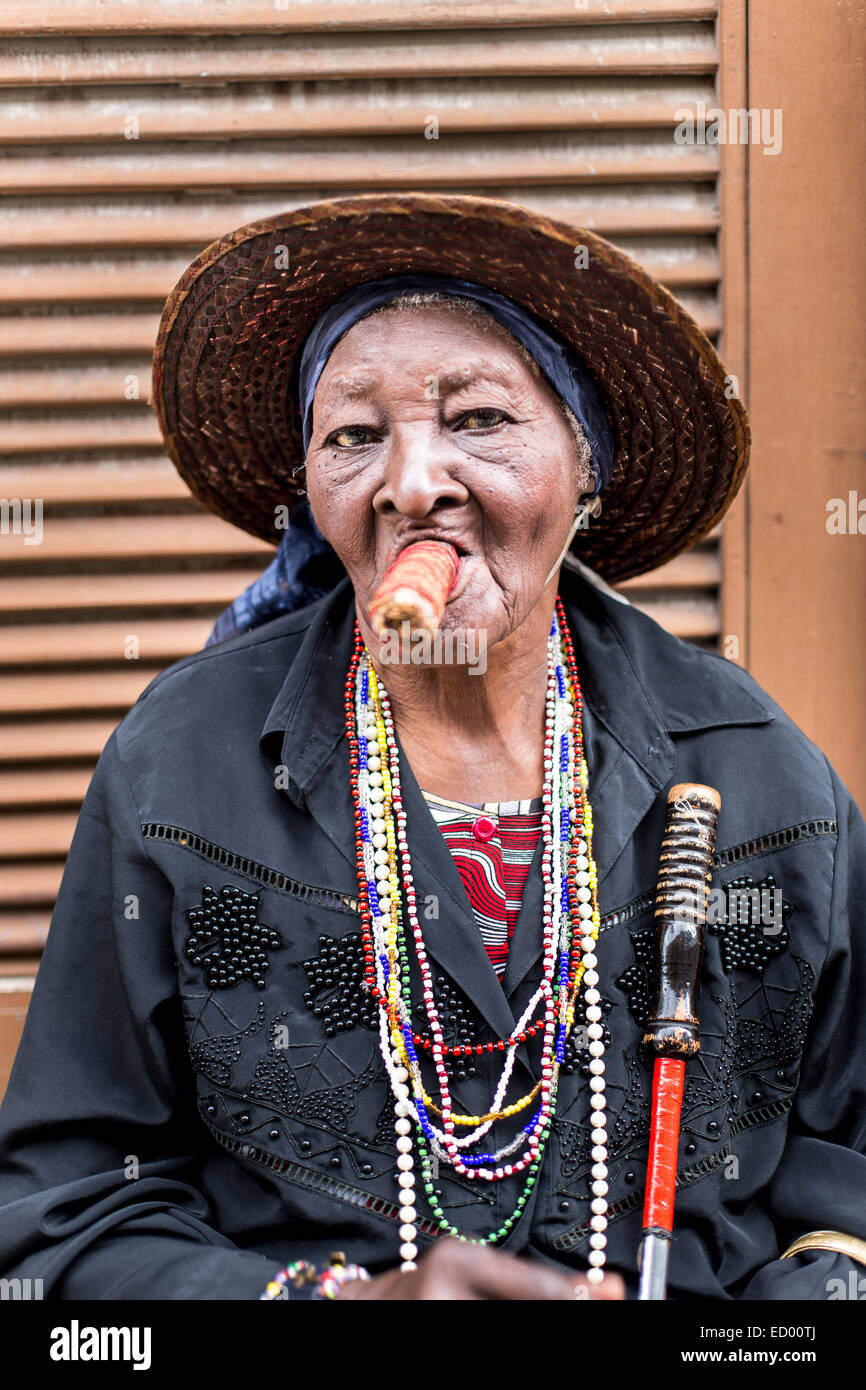 Donna di fumare un sigaro cubano. L'Avana. Cuba Foto Stock