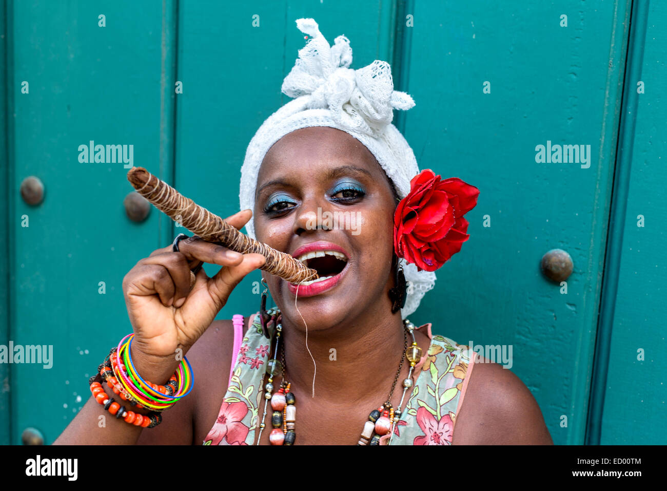 Donna di fumare un sigaro cubano. L'Avana. Cuba Foto Stock