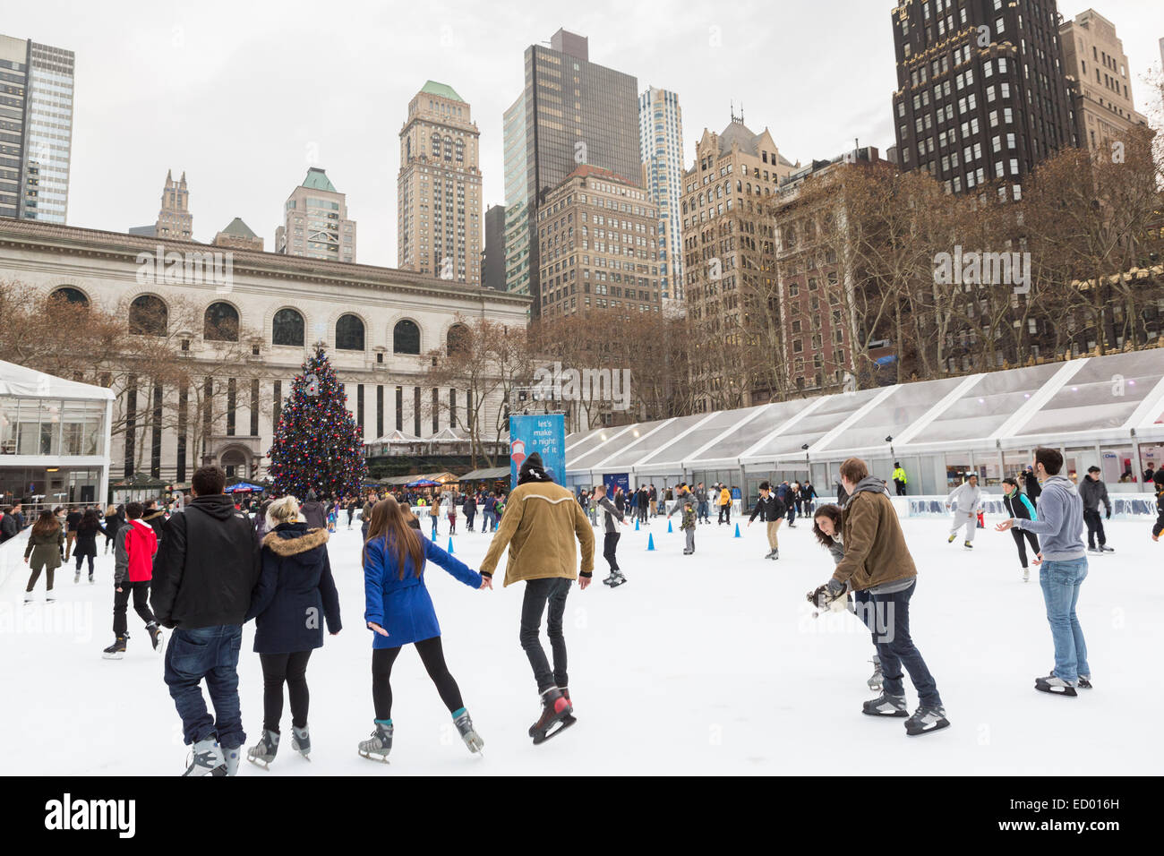 Pattinaggio sul ghiaccio a vacanze di Natale del mercato invernale villaggio al Bryant Park 16 dicembre 2014 nella città di New York, NY. Foto Stock