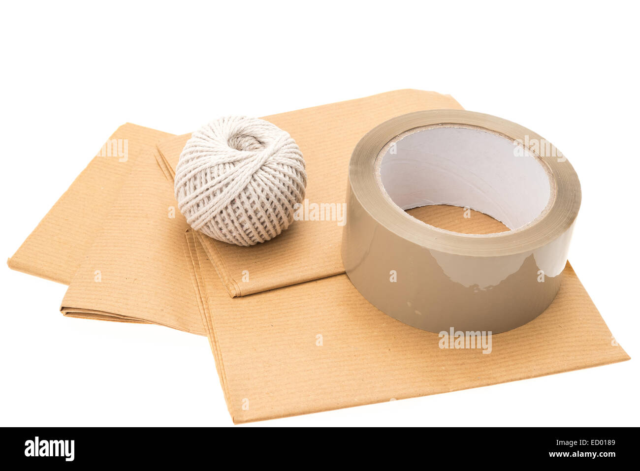 Tre elementi essenziali per la riuscita di una confezione - carta di avvolgimento, stringa e forte parcel tape - sfondo bianco Foto Stock