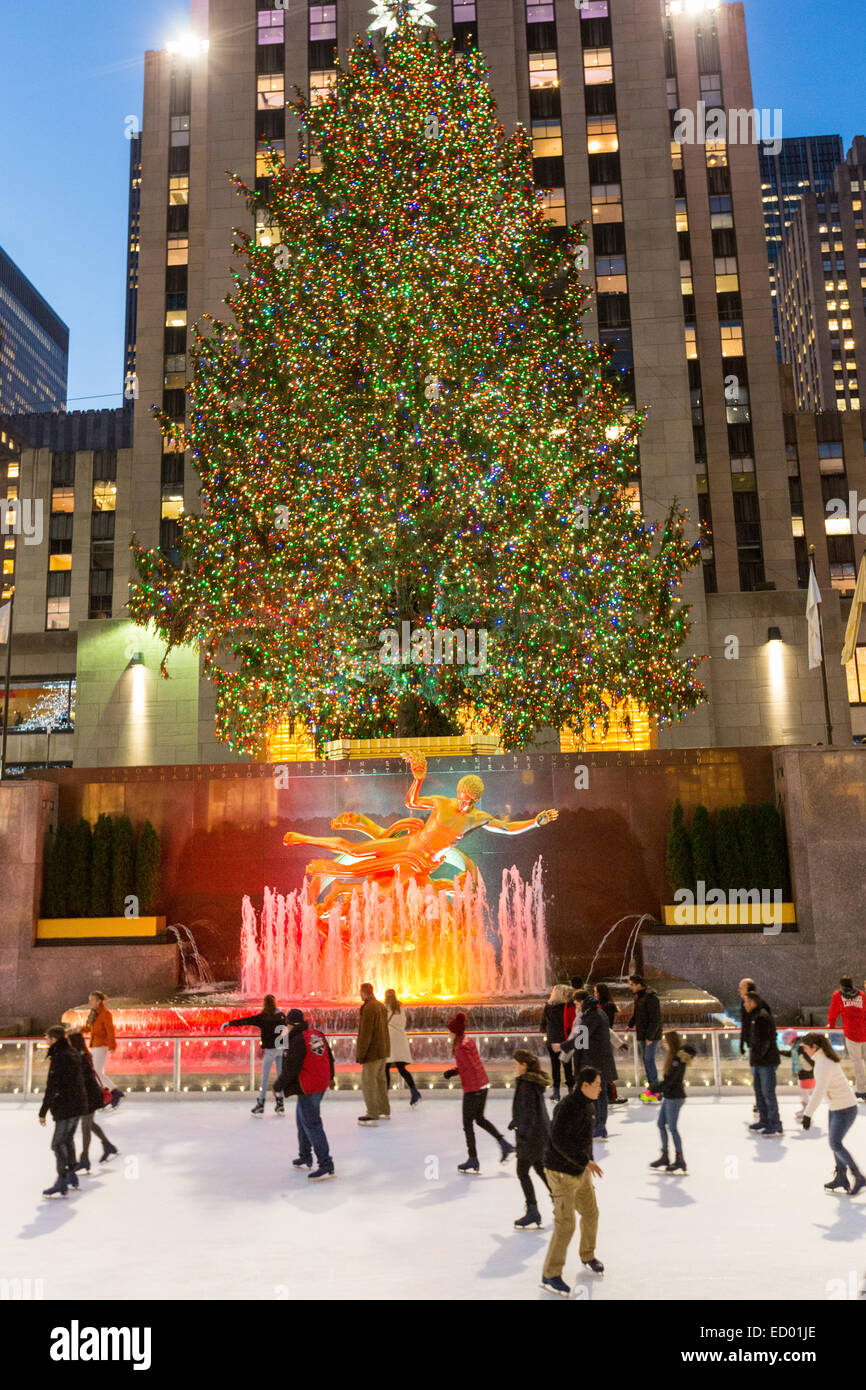 Pattinaggio sul ghiaccio durante le vacanze di Natale luci presso la pista al Rockefeller Center 15 dicembre 2014 nella città di New York, NY. Foto Stock