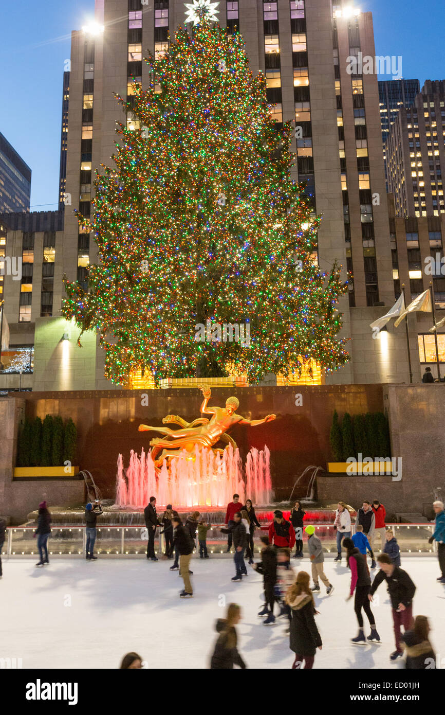 Pattinaggio sul ghiaccio durante le vacanze di Natale luci presso la pista al Rockefeller Center 15 dicembre 2014 nella città di New York, NY. Foto Stock