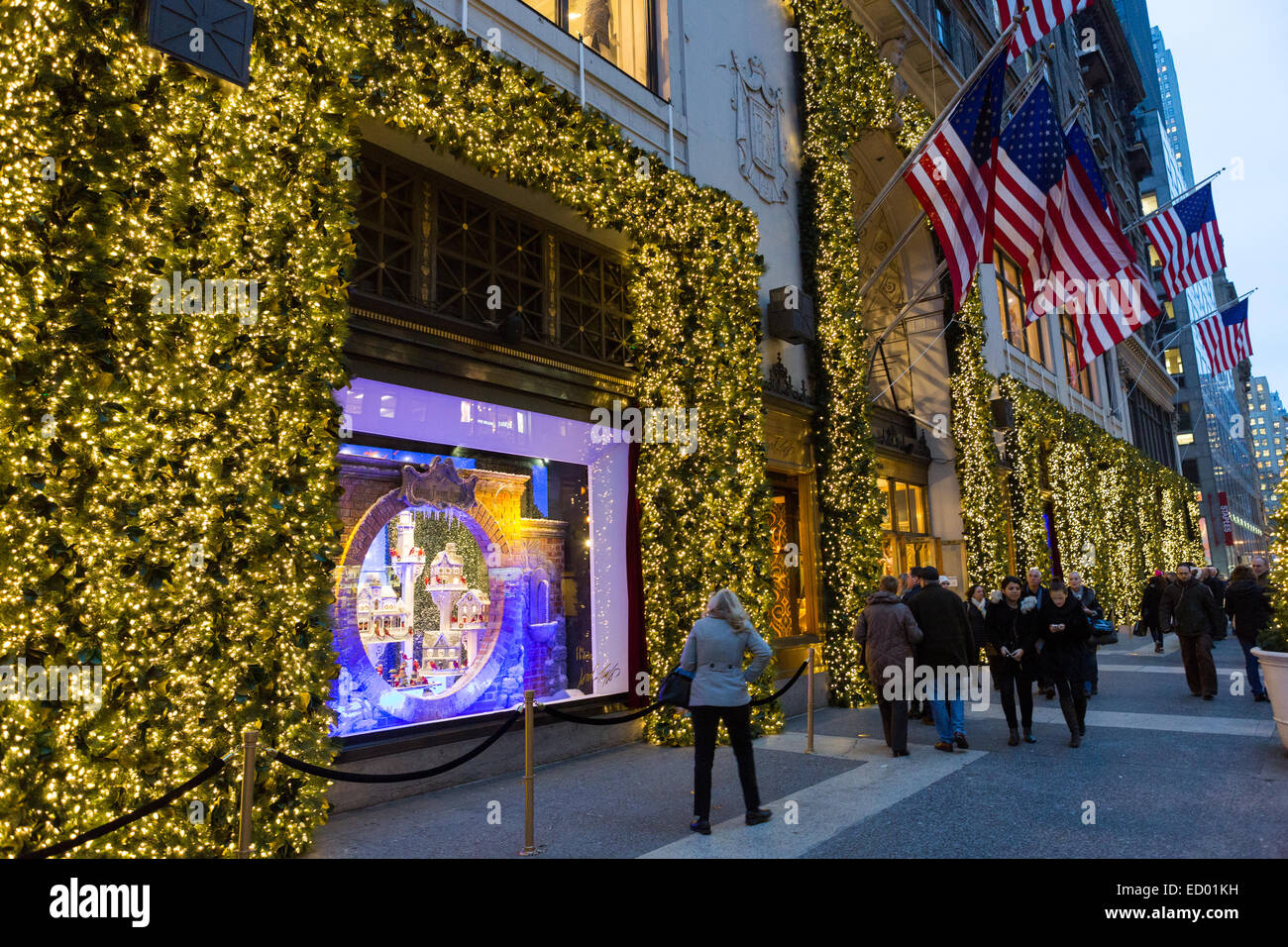 I turisti consente di visualizzare la finestra di Natale display vacanze a Lord & Taylor department store lungo la Quinta Avenue 16 dicembre 2014 nella città di New York, NY. Foto Stock