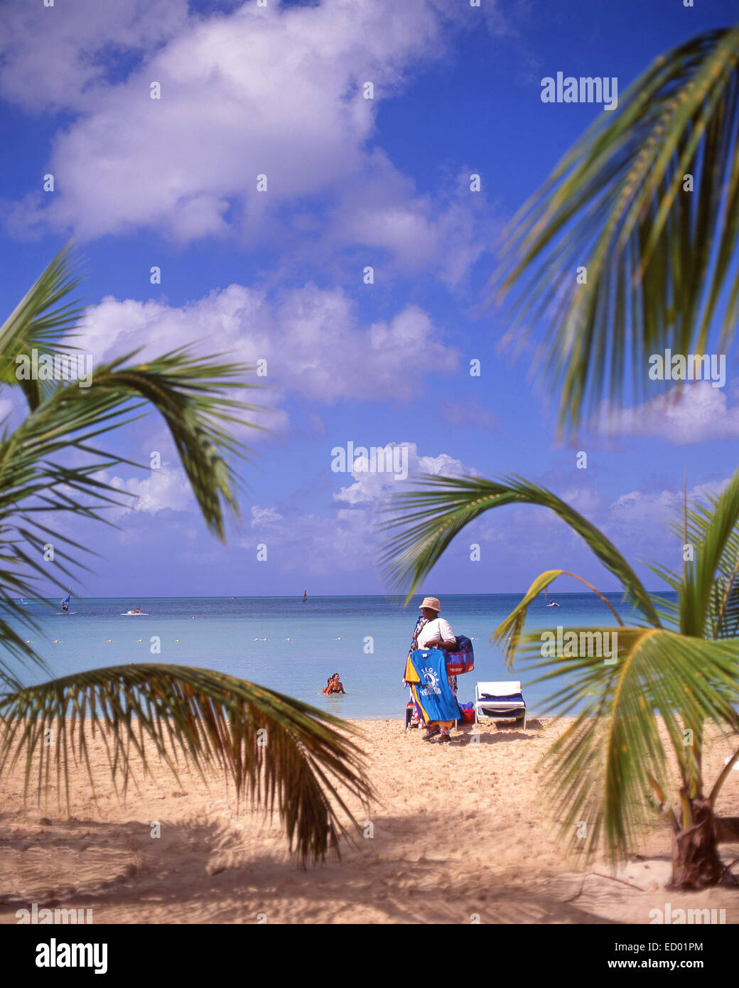 Vista della spiaggia, il Jolly Beach Resort & Spa, Saint Mary's Parish, Antigua Antigua e Barbuda, Piccole Antille, dei Caraibi Foto Stock