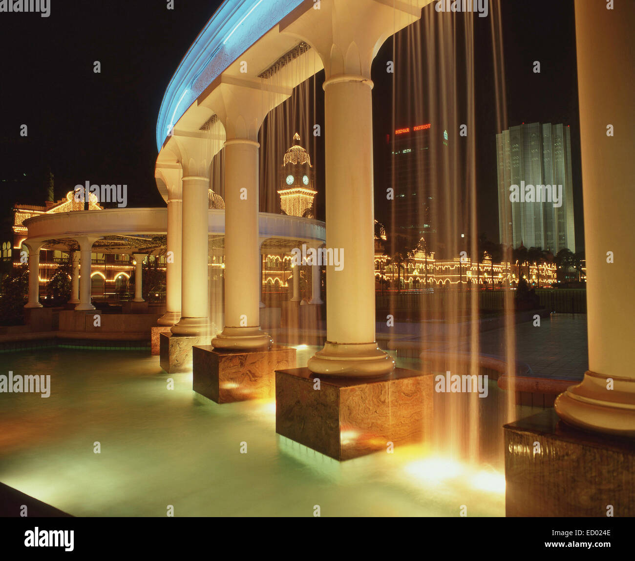 Fontana di notte in Dataran Merdeka (Piazza Indipendenza), Kuala Lumpur, territori federale, Malaysia Foto Stock