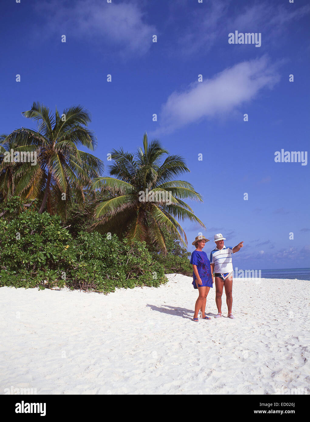 Coppia di anziani sulla spiaggia, Île aux Cerfs Isola, Flacq distretto, Repubblica di Mauritius Foto Stock