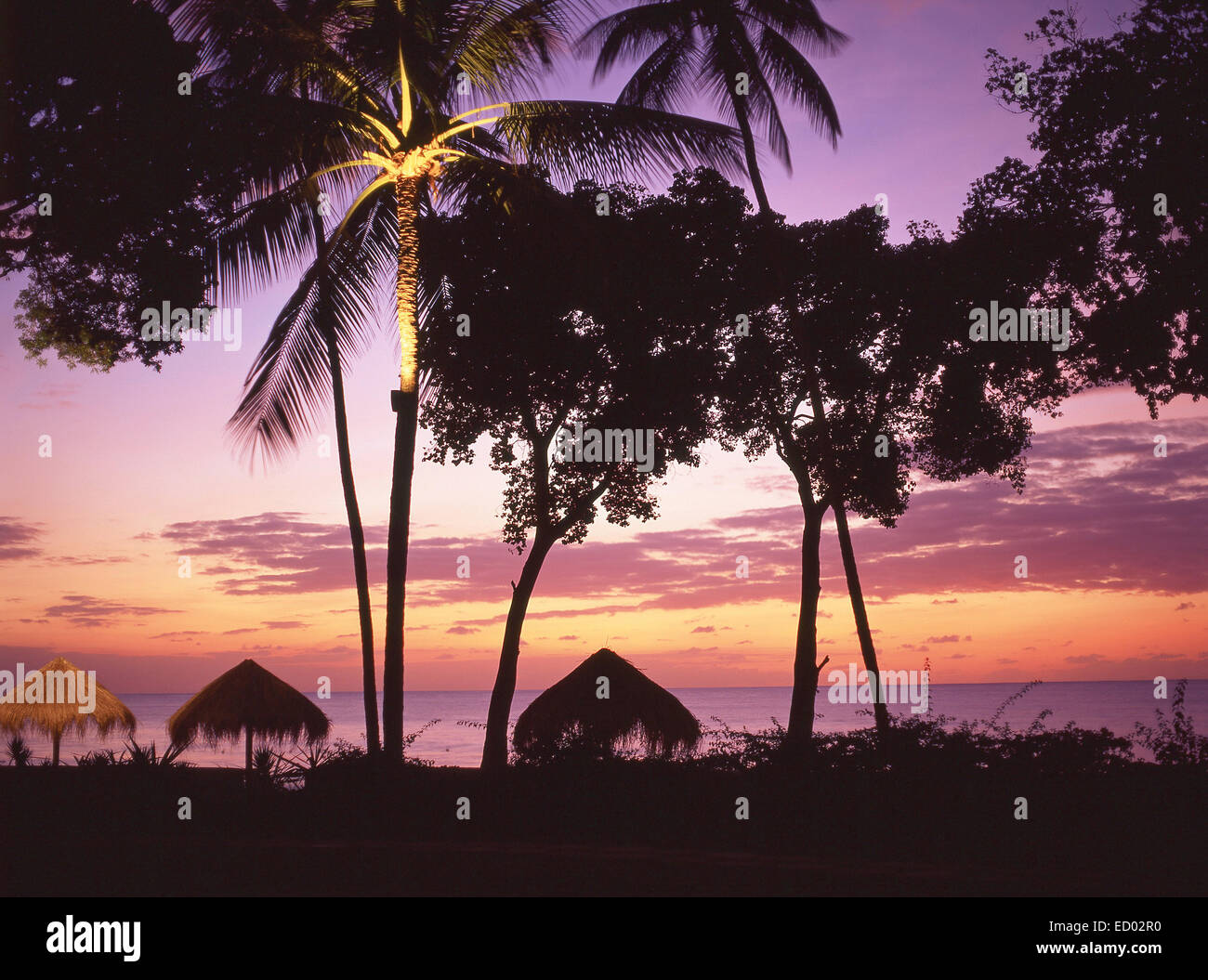 Tramonto sulla spiaggia, Couples Negril Resort, Negril Beach, Negril, Westmoreland parrocchia, Giamaica, Antille Maggiori, dei Caraibi Foto Stock