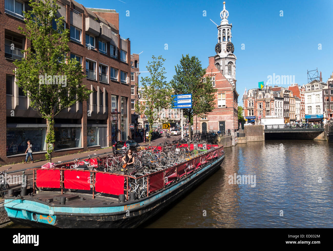 Amsterdam canale Singel e Muntplein quadrato con torre di menta. Barge per il parcheggio biciclette di visitatori per il mercato dei fiori (OPP) Foto Stock
