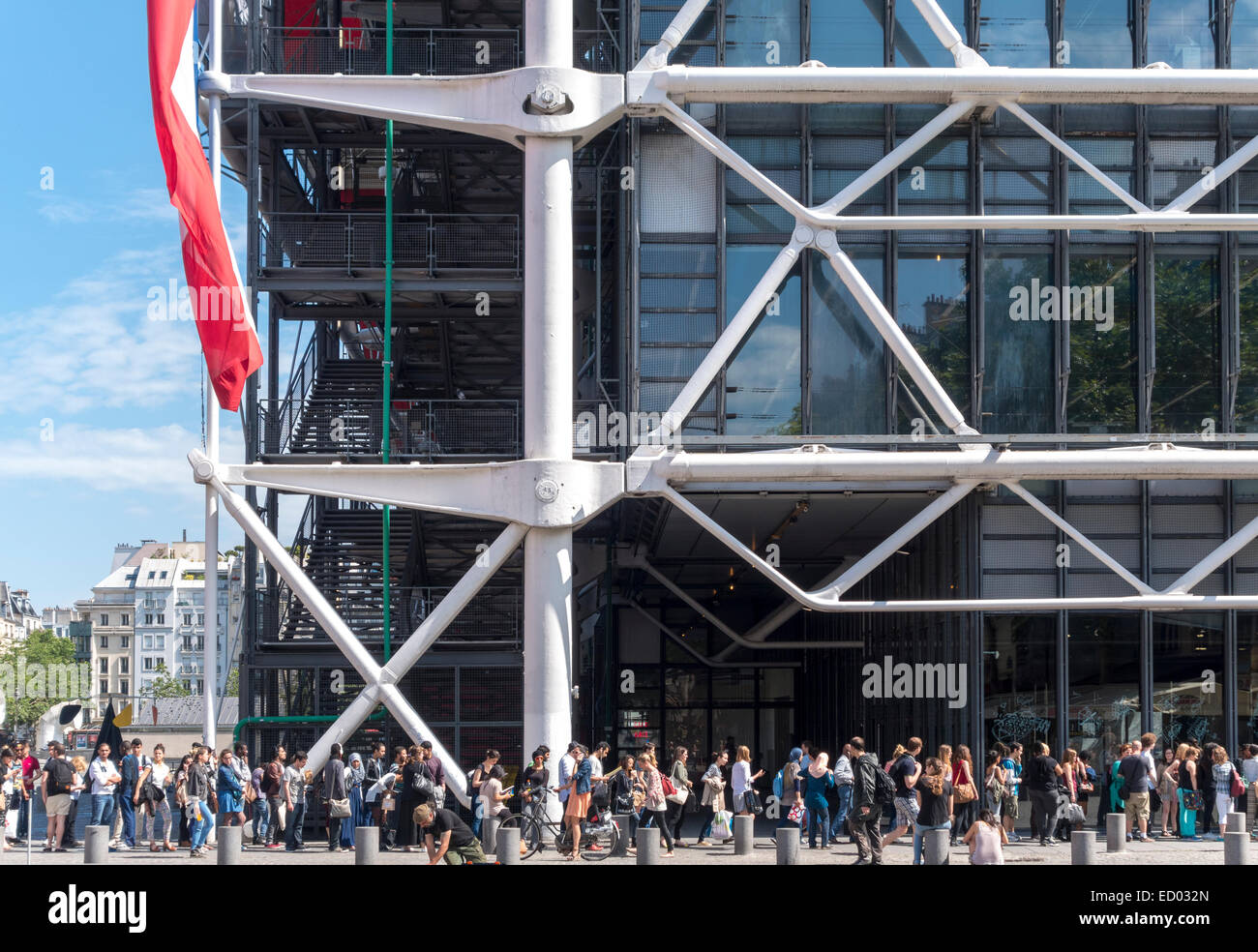 Museo Centre Pompidou di Parigi con lunghe file di persone intorno all'isolato la prima domenica del mese quando l'ingresso è gratuito Foto Stock