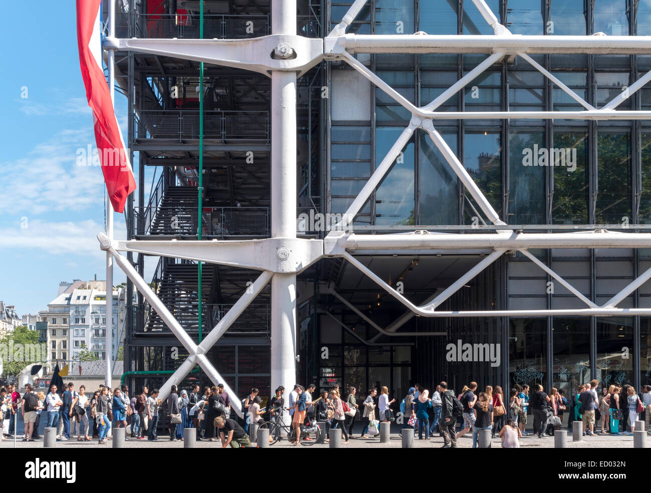 Paris Centre Pompidou Museo con lunghe linee intorno al blocco la prima domenica del mese quando l'ingresso è gratuito Foto Stock