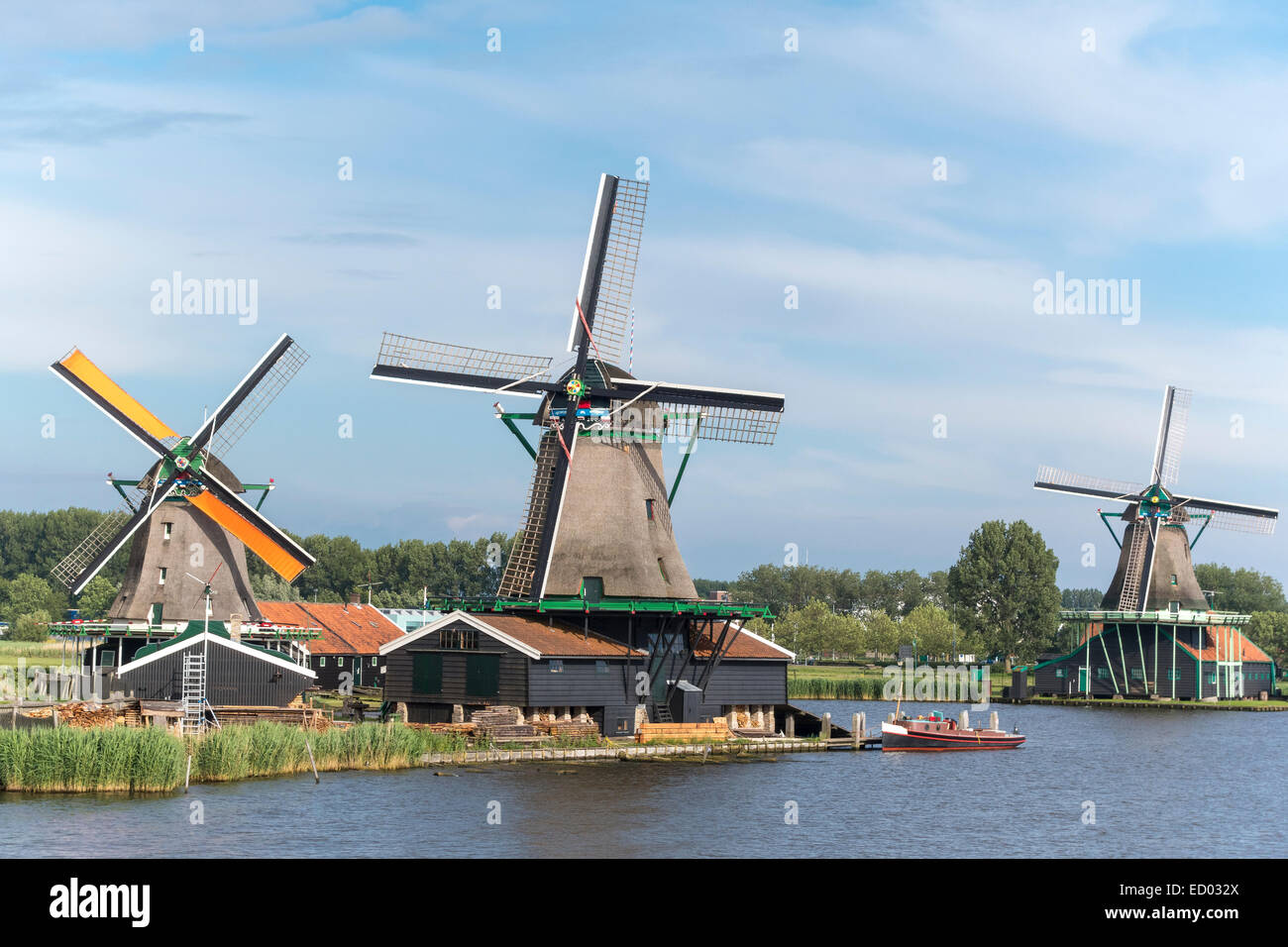 Holland mulini a vento di Zaanse Schans windmill lavoro olandese di vecchi mulini a vento lungo il fiume de Zaan subito a nord di Amsterdam Paesi Bassi Foto Stock