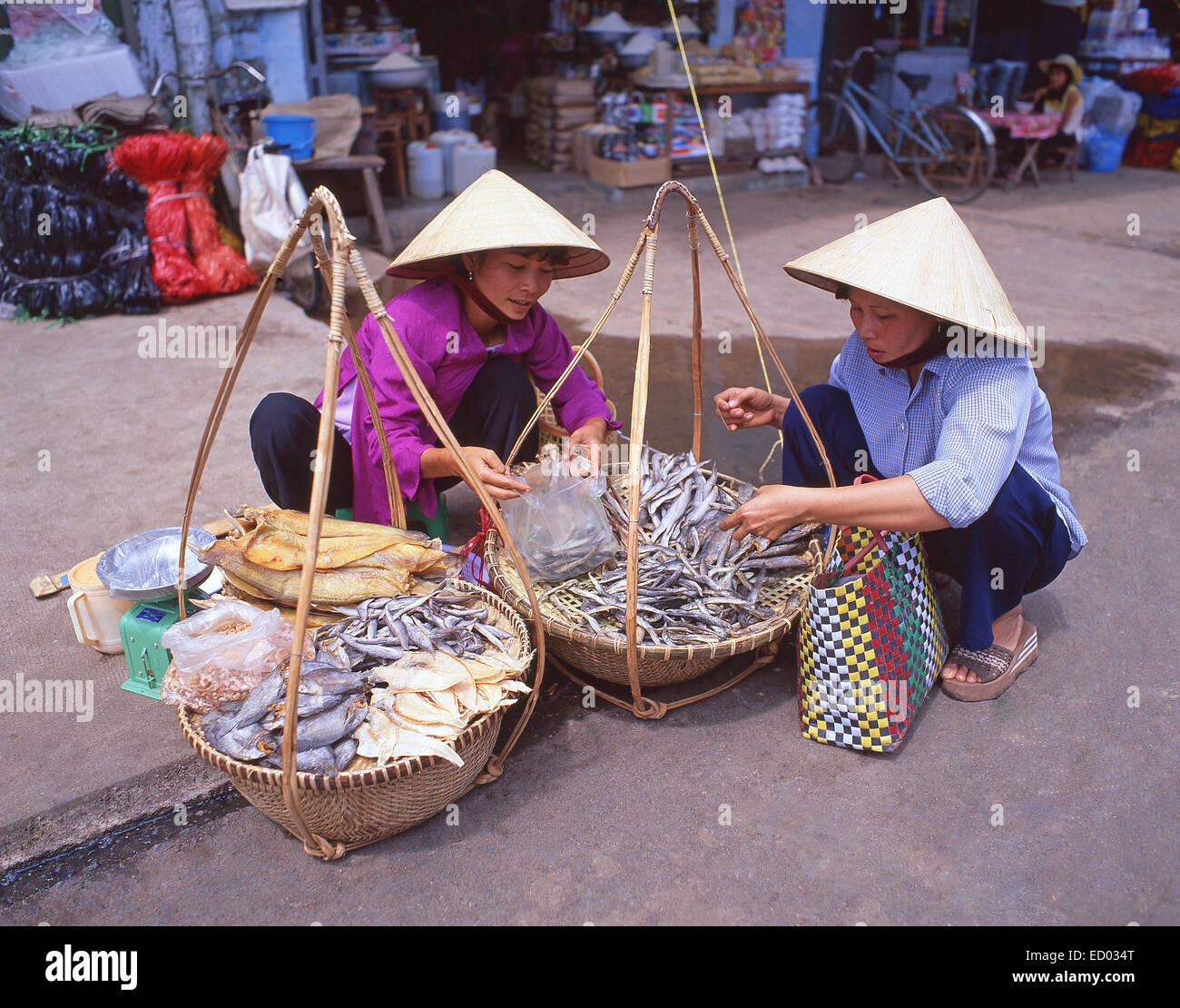 Donne che vendono pesce secco, mercato di Bình Tây, Cholon, Distretto 6, ho Chi Minh City (Saigon), Repubblica socialista del Vietnam Foto Stock