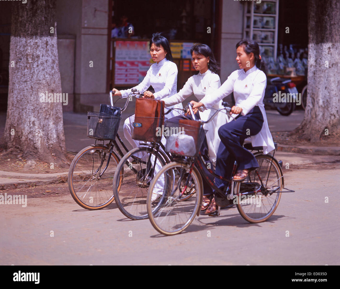 Collegio femminile agli studenti di andare in bicicletta, District 1, Città di Ho Chi Minh (Saigon), la Repubblica socialista del Vietnam Foto Stock