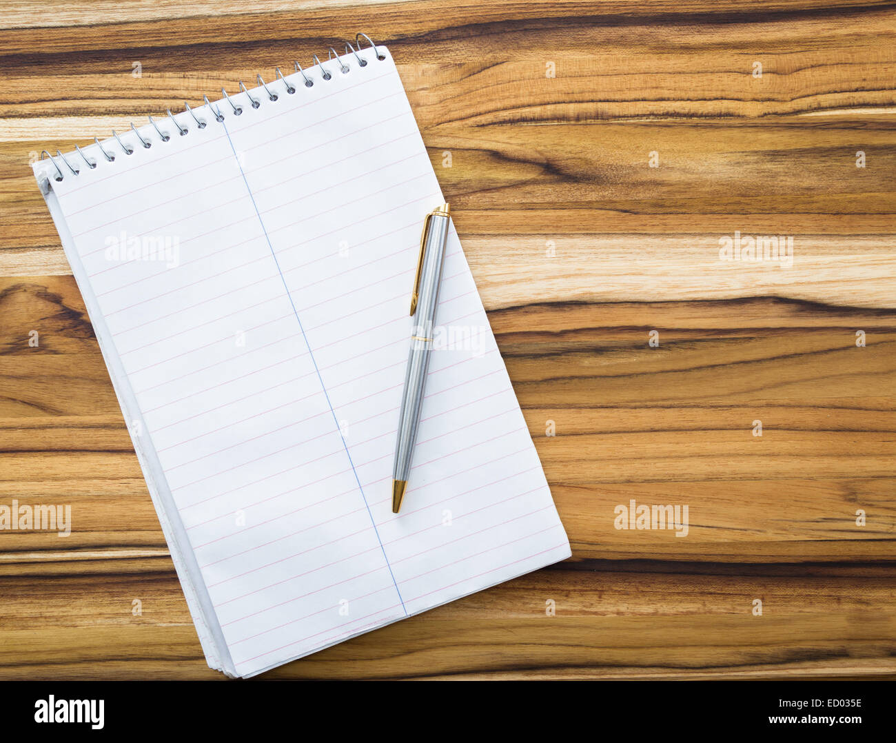 In prossimità di una nota pastiglia con una pagina vuota e una penna per un home office concept Foto Stock