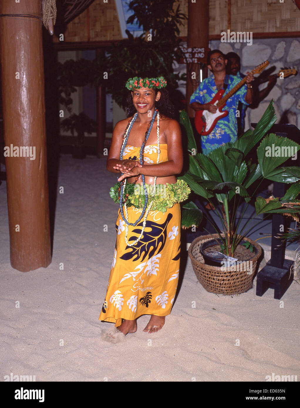 Danza Polinesiana show, isola di Beachcomber Resort, Isole della Mamanuca, Viti Levu, Repubblica delle Isole Figi Foto Stock